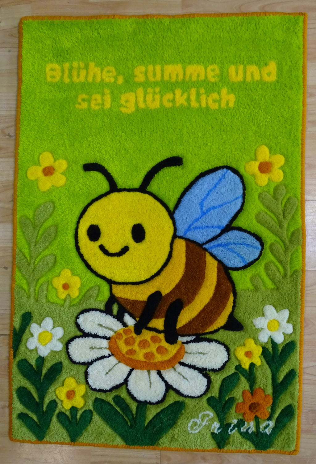 Handgetufteter Wollteppich mit Bienenmotiv für das Kinderzimmer, personalisiert mit Wunschname, 100 % baltische Schurwolle, hergestellt in Lettland (EU).