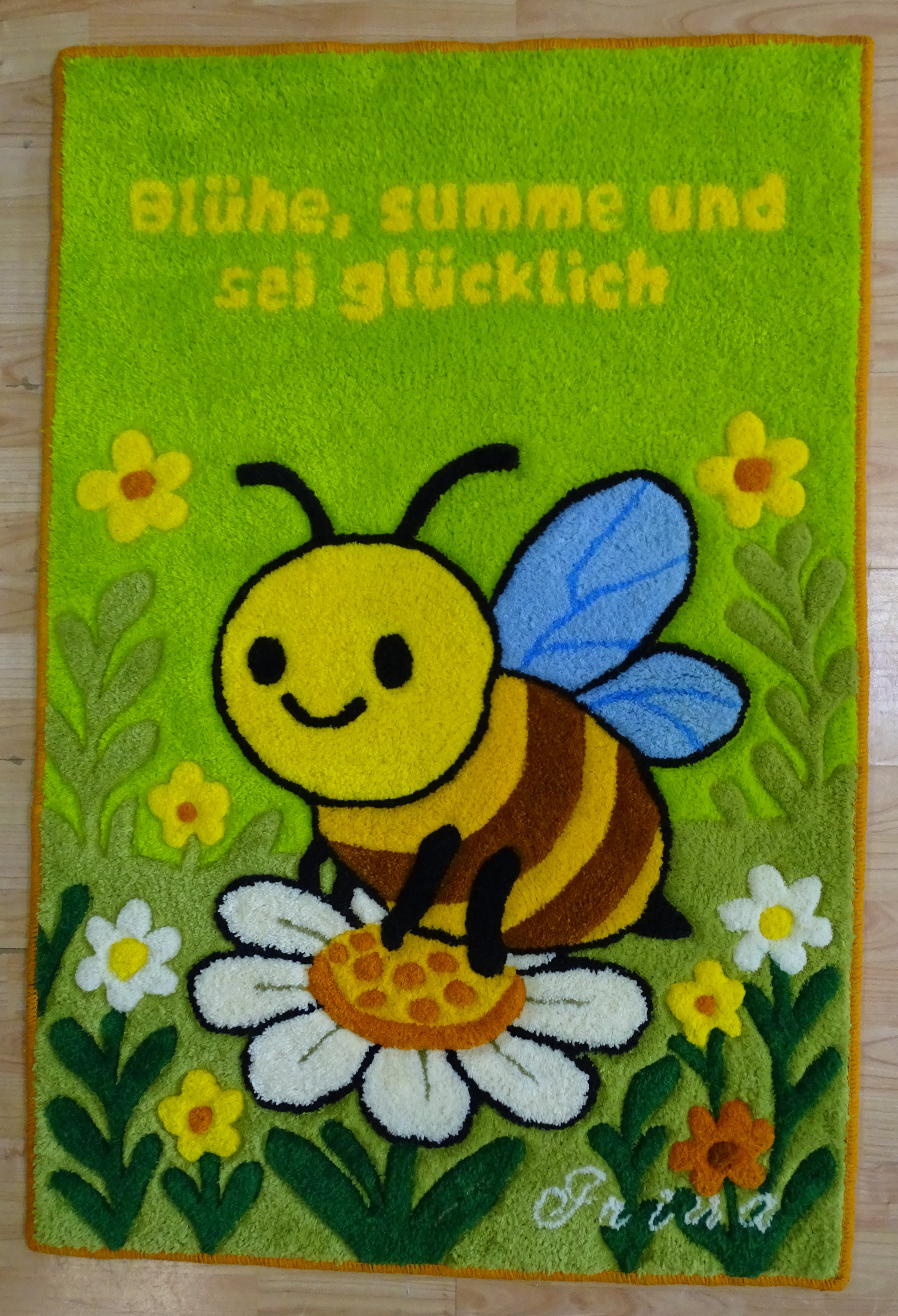 Handgetufteter Wollteppich mit Bienenmotiv für das Kinderzimmer, personalisiert mit Wunschname, 100 % baltische Schurwolle, hergestellt in Lettland (EU).