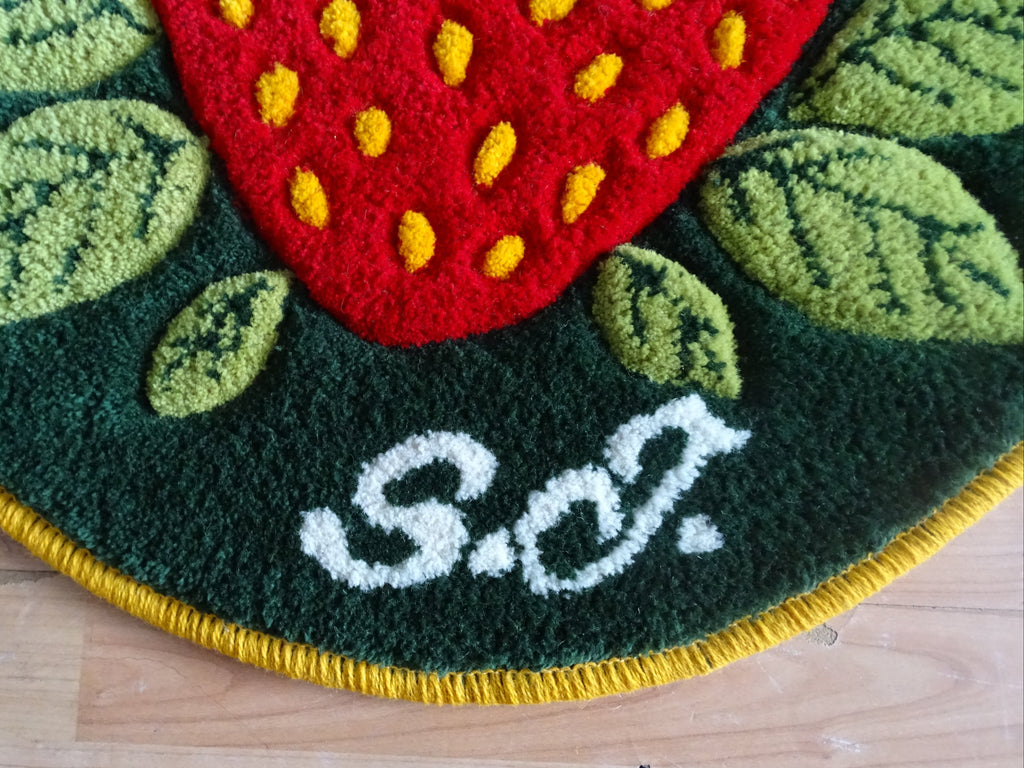 Detailaufnahme der handgetufteten Oberfläche aus 100 % Wolle mit plastischer Struktur, sorgfältig geschnitzten Konturen und natürlichen Farben.