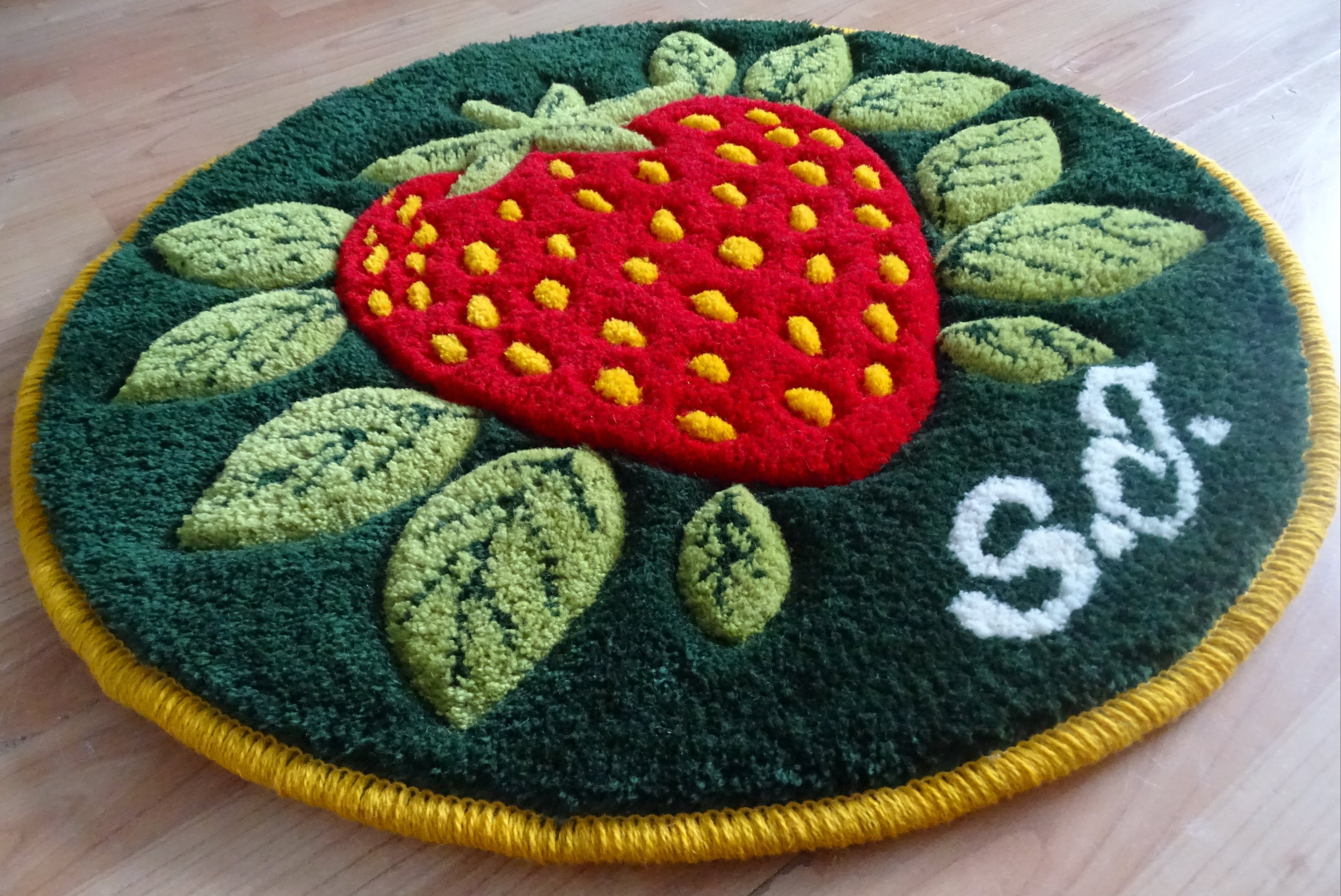 Detailaufnahme der handgetufteten Oberfläche aus 100 % Wolle mit plastischer Struktur, sorgfältig geschnitzten Konturen und natürlichen Farben.