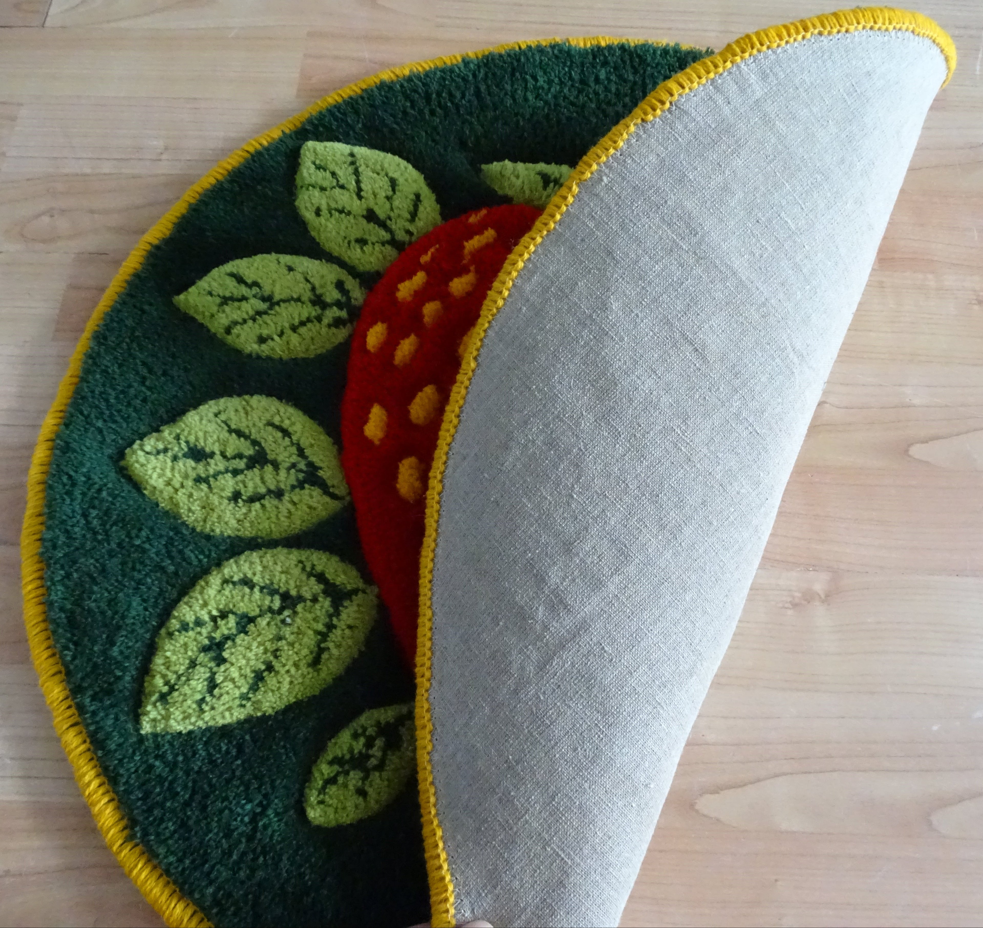 Natürliche Leinenrückseite des Teppichs mit stabiler Verarbeitung – atmungsaktiv, langlebig und aus natürlichen Materialien gefertigt.