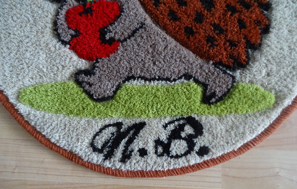 Detailaufnahme der handgetufteten Struktur aus 100 % Wolle mit plastischer Oberfläche, sorgfältig geschnittenen Konturen und natürlichen Farben.