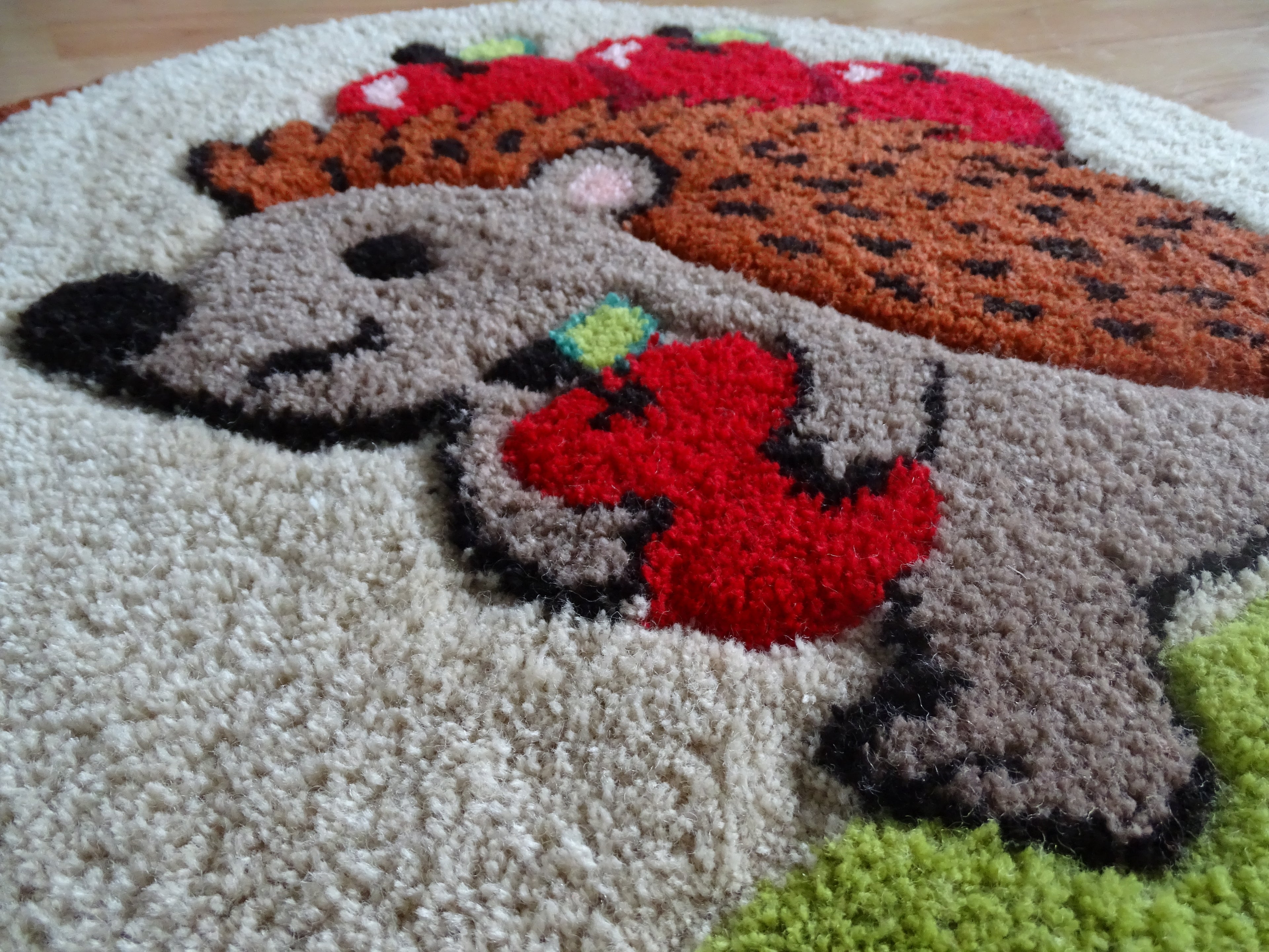 Detailaufnahme der handgetufteten Struktur aus 100 % Wolle mit plastischer Oberfläche, sorgfältig geschnittenen Konturen und natürlichen Farben.