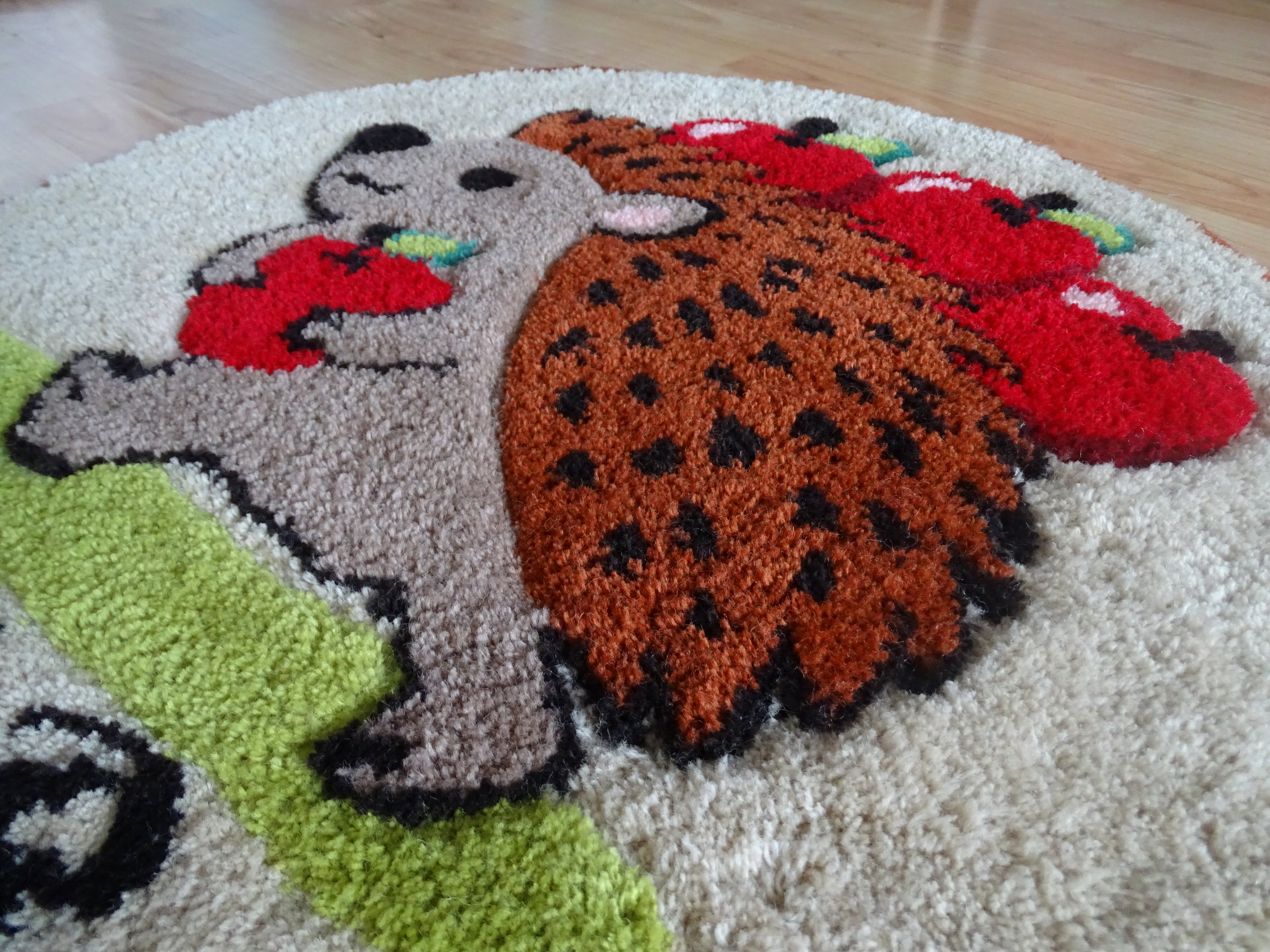 Detailaufnahme der handgetufteten Struktur aus 100 % Wolle mit plastischer Oberfläche, sorgfältig geschnittenen Konturen und natürlichen Farben.