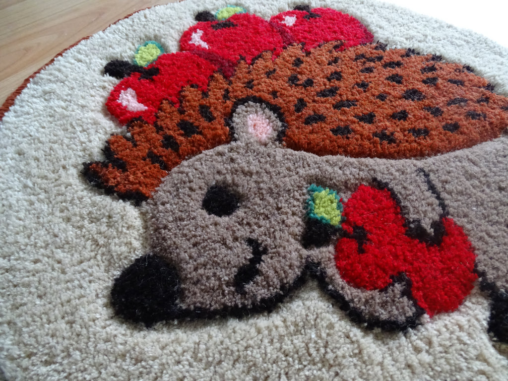 Detailaufnahme der handgetufteten Struktur aus 100 % Wolle mit plastischer Oberfläche, sorgfältig geschnittenen Konturen und natürlichen Farben.