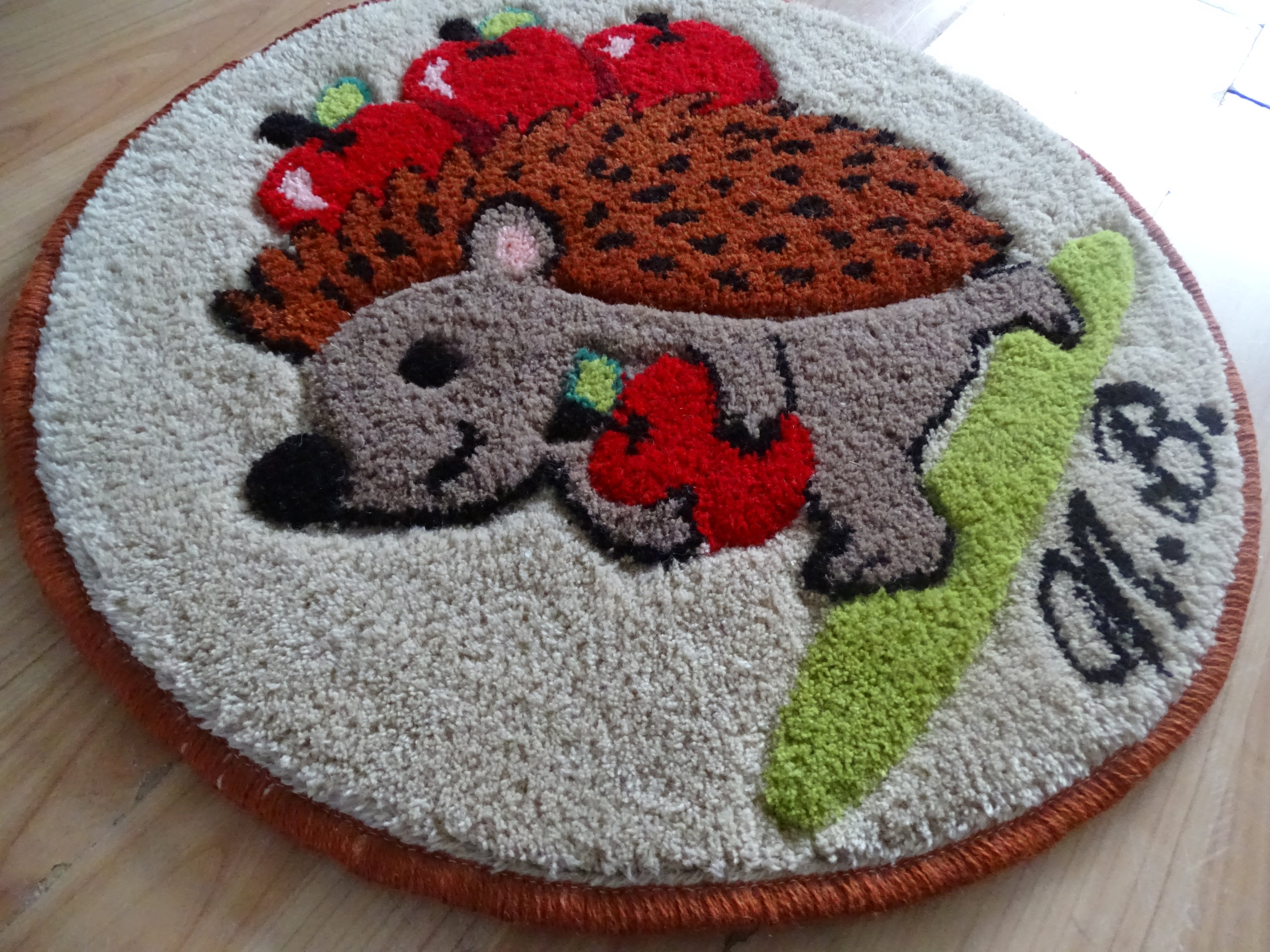 Detailaufnahme der handgetufteten Struktur aus 100 % Wolle mit plastischer Oberfläche, sorgfältig geschnittenen Konturen und natürlichen Farben.