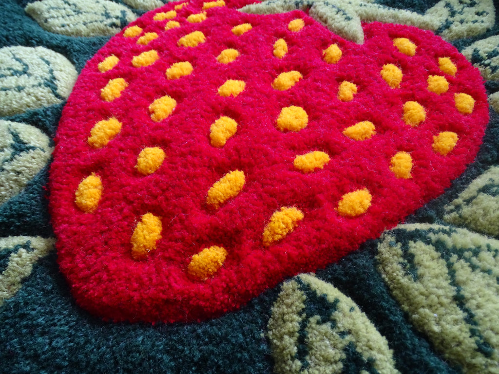 Detailaufnahme der handgetufteten Oberfläche aus 100 % Wolle mit plastischer Struktur, sorgfältig geschnitzten Konturen und natürlichen Farben.