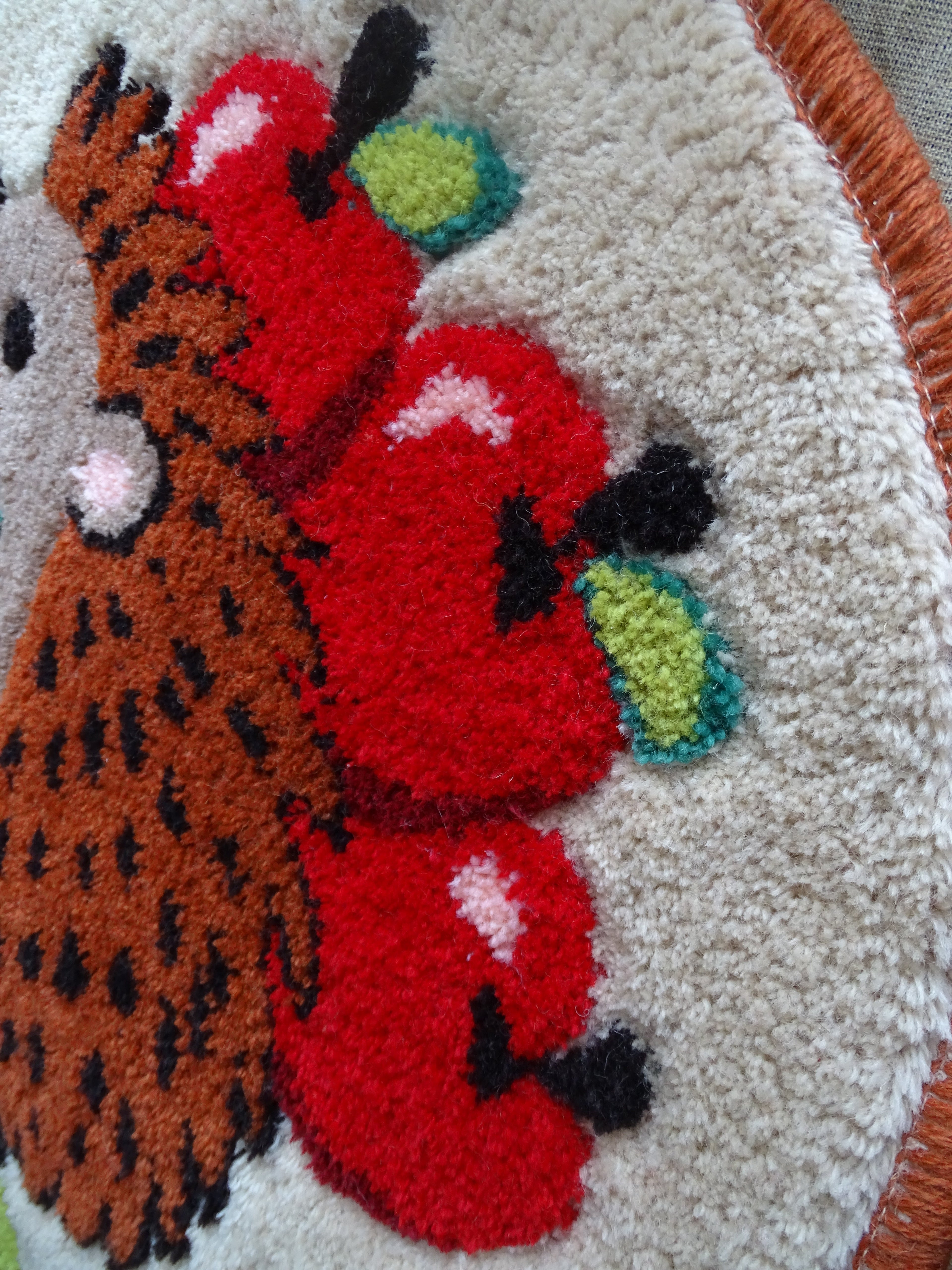 Detailaufnahme der handgetufteten Struktur aus 100 % Wolle mit plastischer Oberfläche, sorgfältig geschnittenen Konturen und natürlichen Farben.