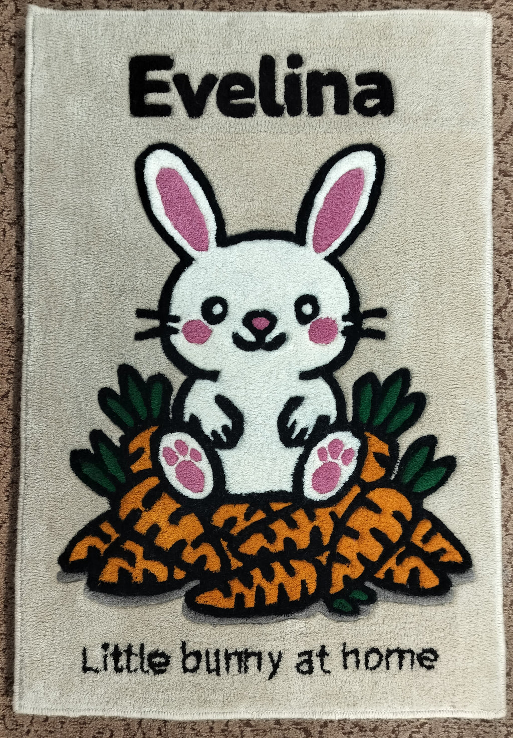 Personalisierter Wollteppich mit Namen – Hasenmotiv aus 100 % baltischer Schurwolle, handgetuftet in der EU