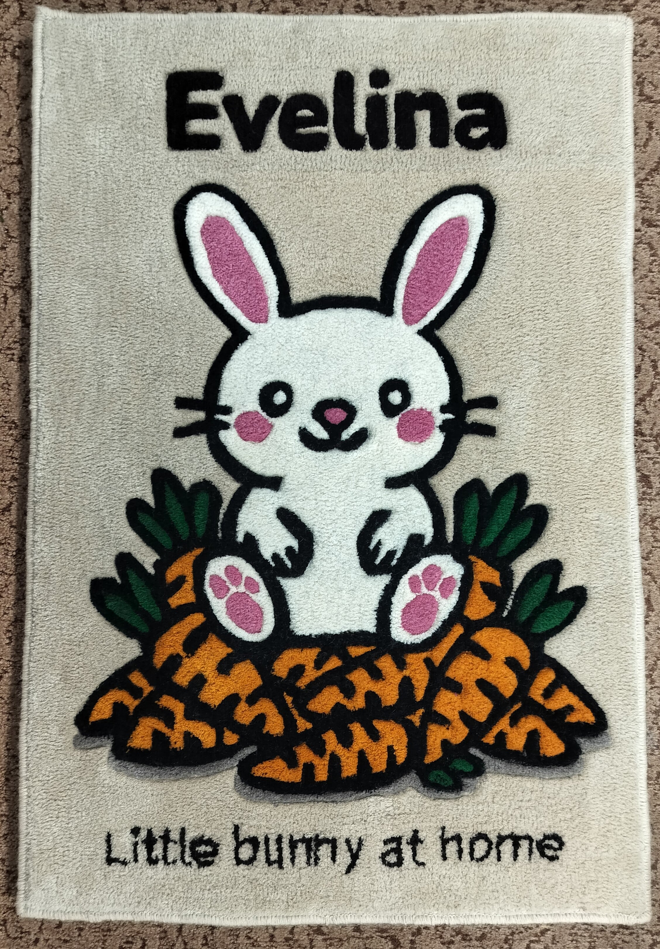 Personalisierter Wollteppich mit Namen – Hasenmotiv aus 100 % baltischer Schurwolle, handgetuftet in der EU