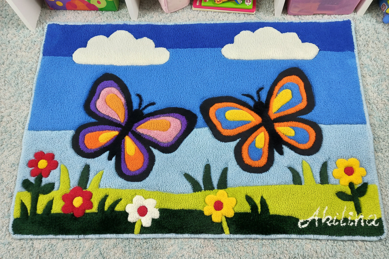 Handgefertigter personalisierter Schmetterlings-Wollteppich aus 100 % natürlicher Wolle mit rutschfester Latexrückseite